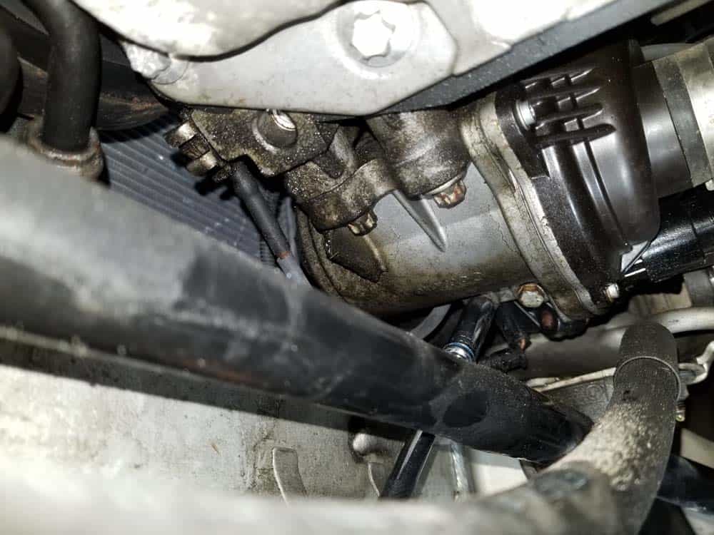 bmw e90 thermostat replacement - Remove the two thermostat mounting bolts