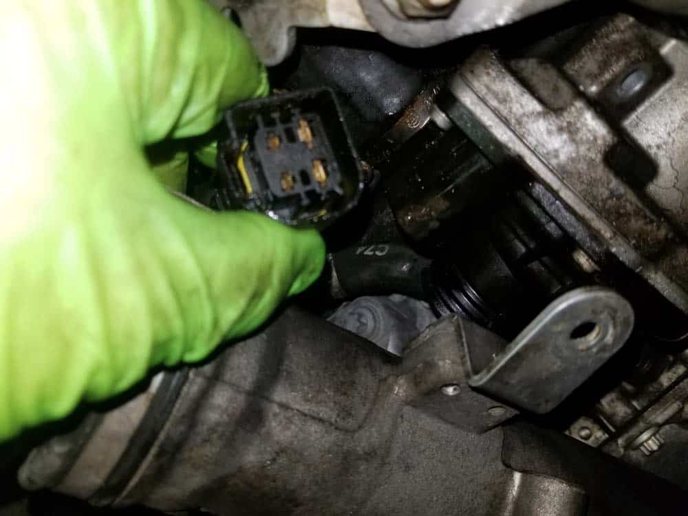 bmw e90 water pump replacement - Pull the plug free from the back of the pump