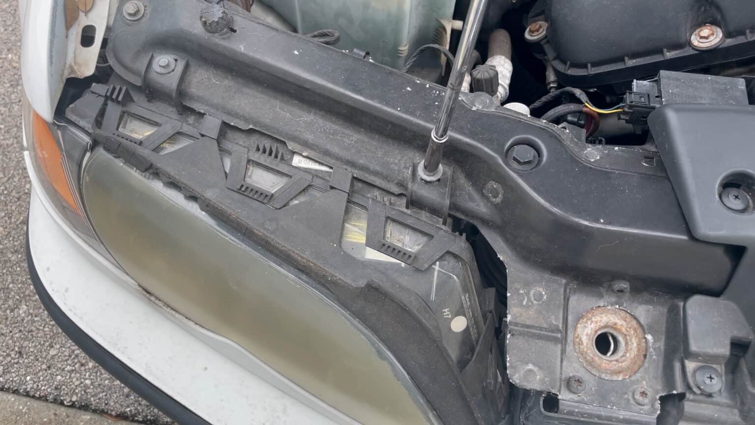 BMW E46 Headlight Removal 19992005 3 Series Sedans/Touring