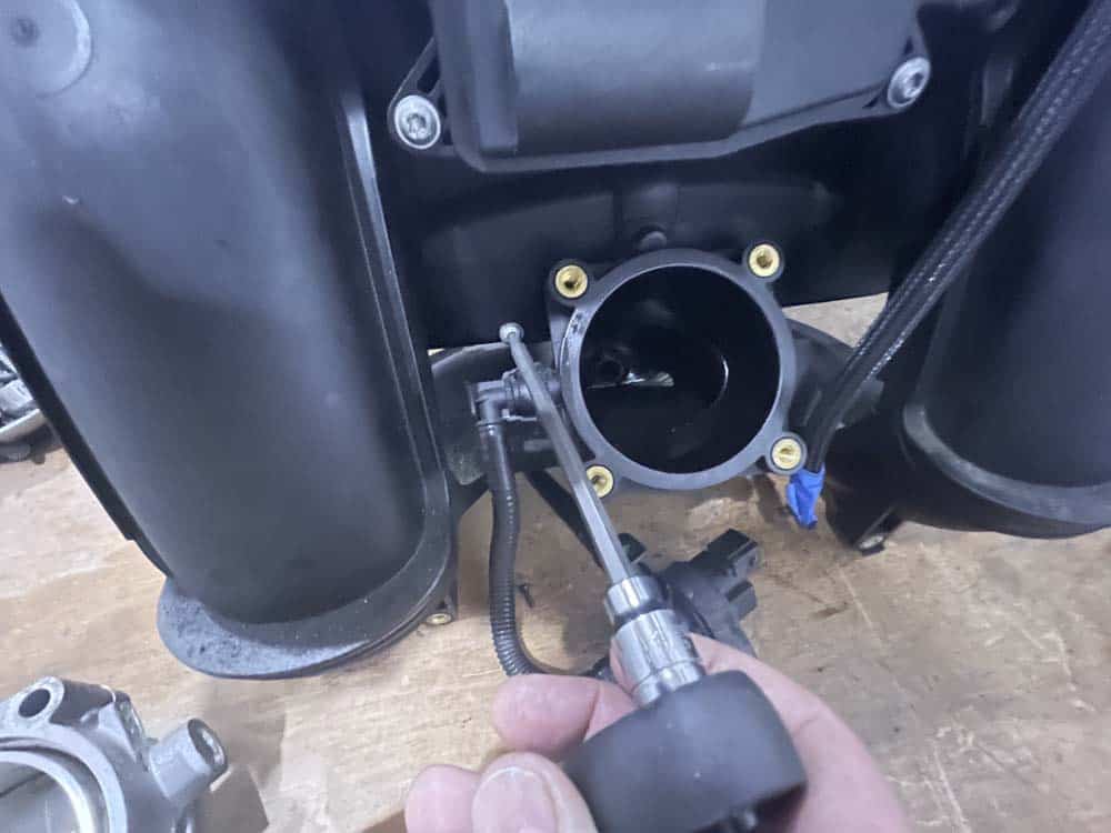 Remove interior DISA valve mounting screws