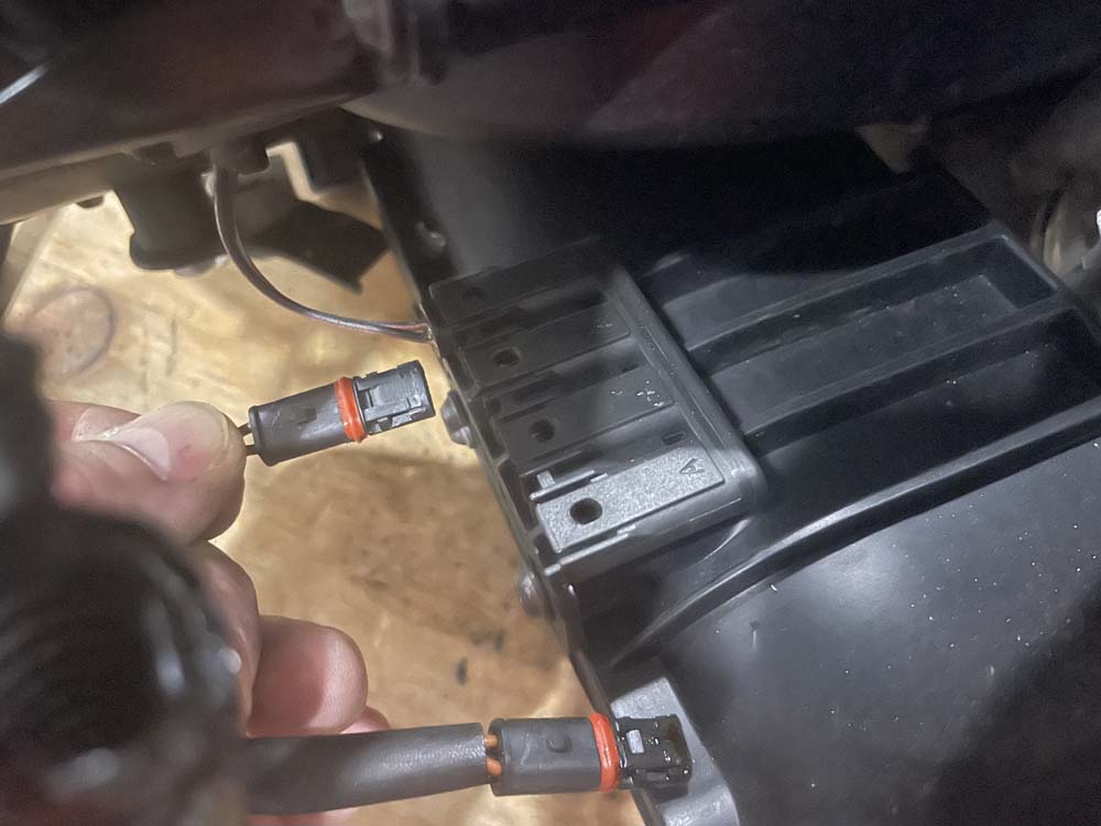 bmw n52 crankcase ventilation repair - Unplug the heater connectors