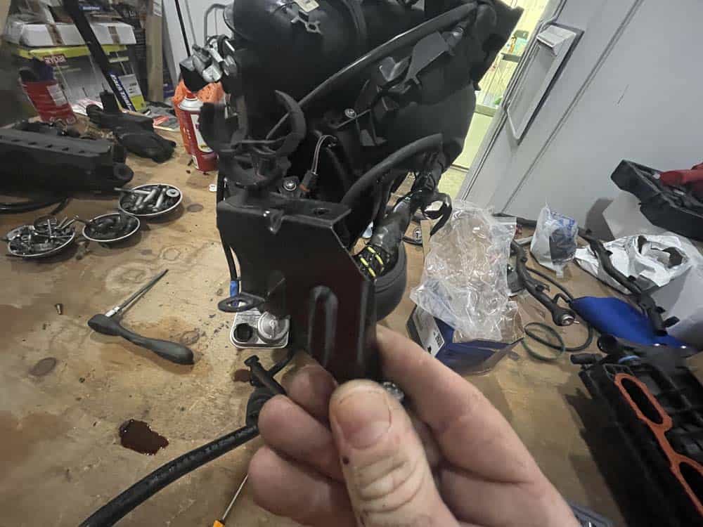 bmw n52 crankcase ventilation repair - Remove the wiring harness bracket