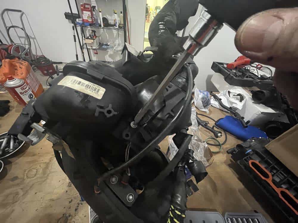 bmw n52 crankcase ventilation repair - Remove the final mounting screw