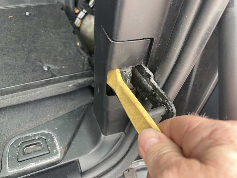 bmw e53 sunroof leak and drain cleaning - Use a plastic trim removal tool to remove the plastic latch cover