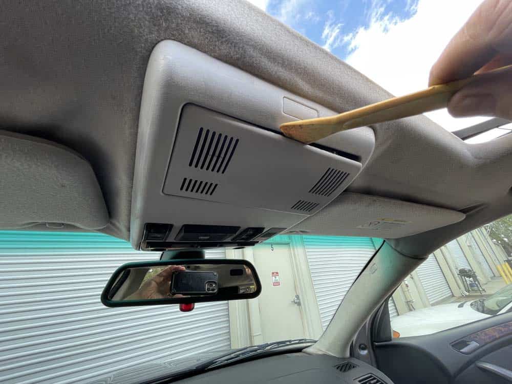 Remove the ultrasonic alarm sensor from the ceiling of the vehicle