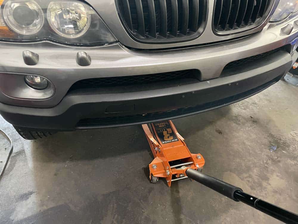 bmw e53 sunroof leak and drain cleaning - Tilt the vehicle to the rear by parking on a slope or jacking up front