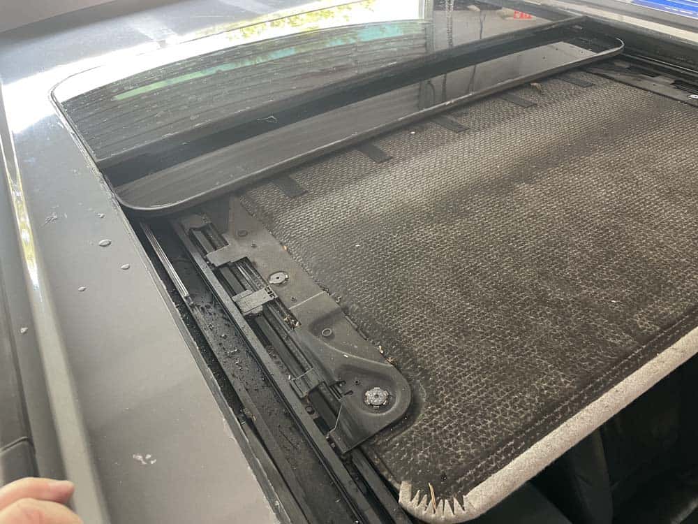 bmw e53 sunroof leak and drain cleaning - Open the sunroof as far as it will go
