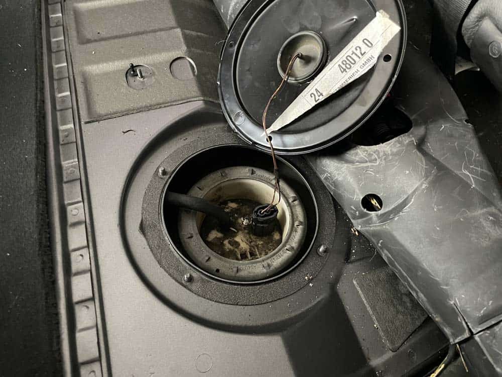 Remove the fuel level sensor lid