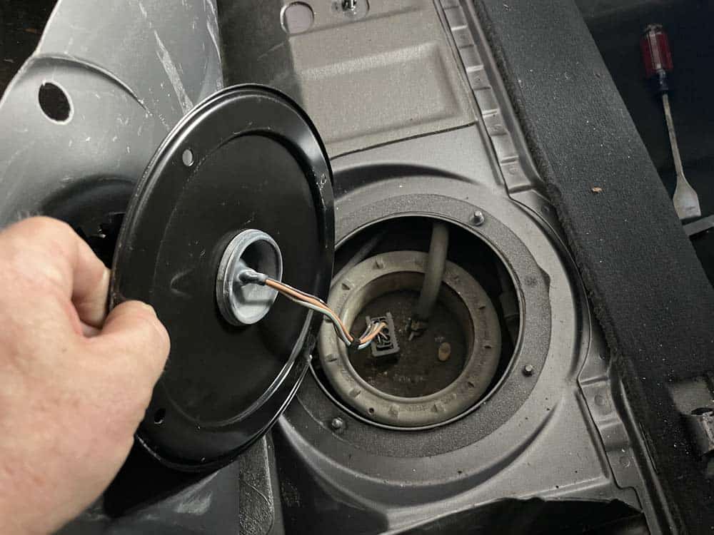 bmw e53 fuel pump replacement - Remove the fuel pump cover