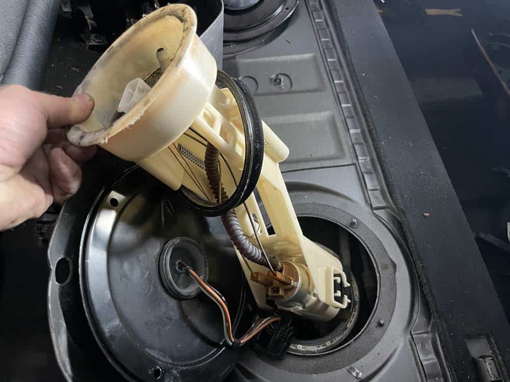 bmw e53 fuel pump replacement - Remove the fuel pump from the tank