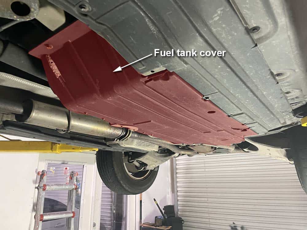 bmw e53 fuel filter replacement - Identify the fuel tank cover