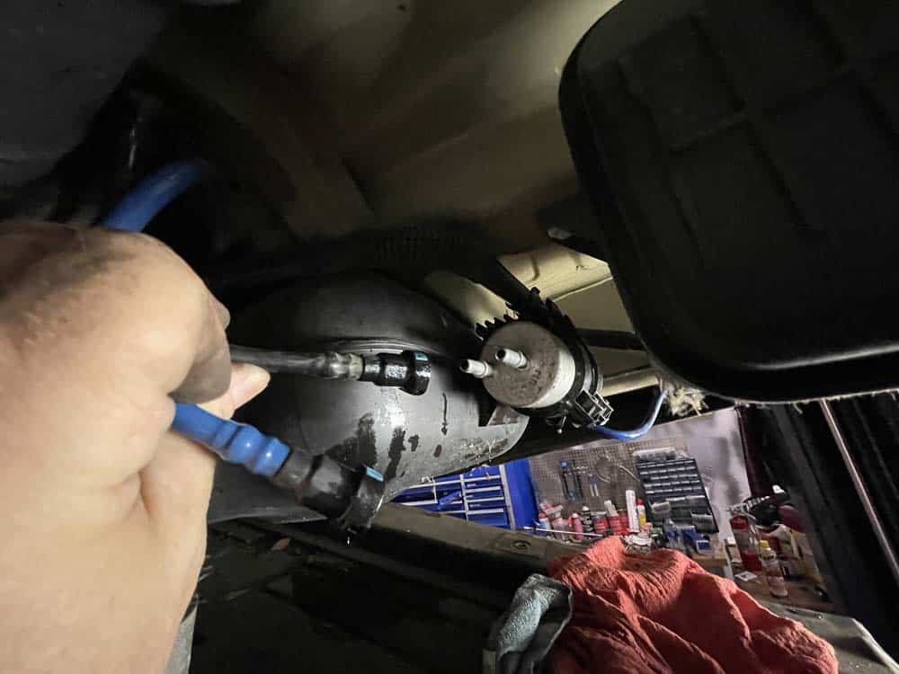 bmw e53 fuel filter replacement - remove fuel line