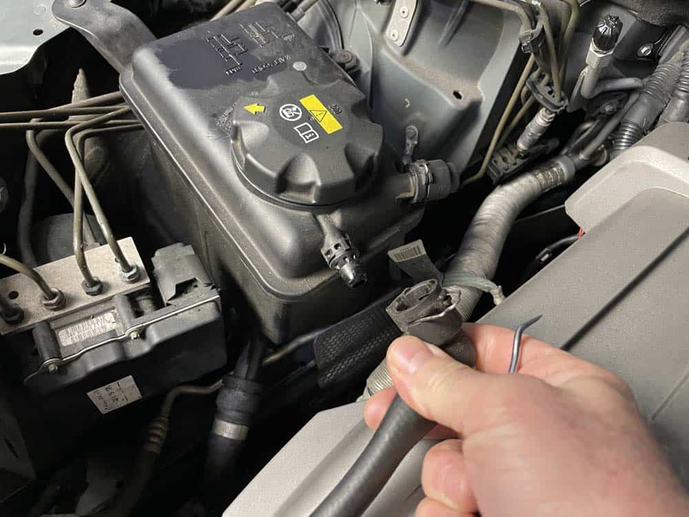 bmw e60 ac compressor replacement - Remove the hose from the expansion tank