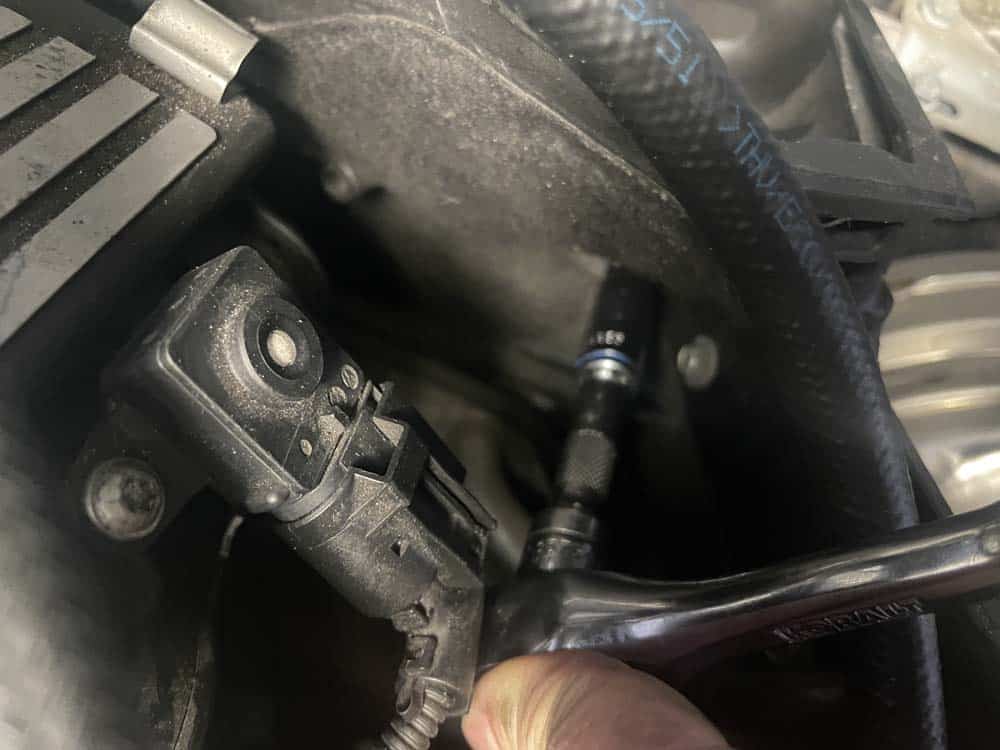 bmw e60 ac pressure switch and expansion valve replacement - Filtered air duct anchor bolts