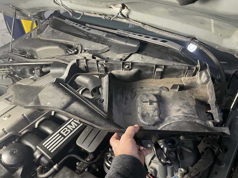 bmw e60 cabin filter housing removal - Remove the left air inlet from the vehicle