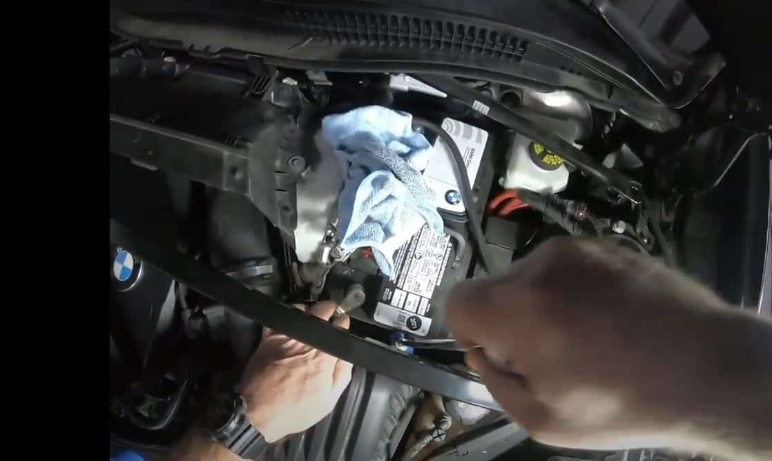 bmw x2 battery removal - Remove the front battery clamp