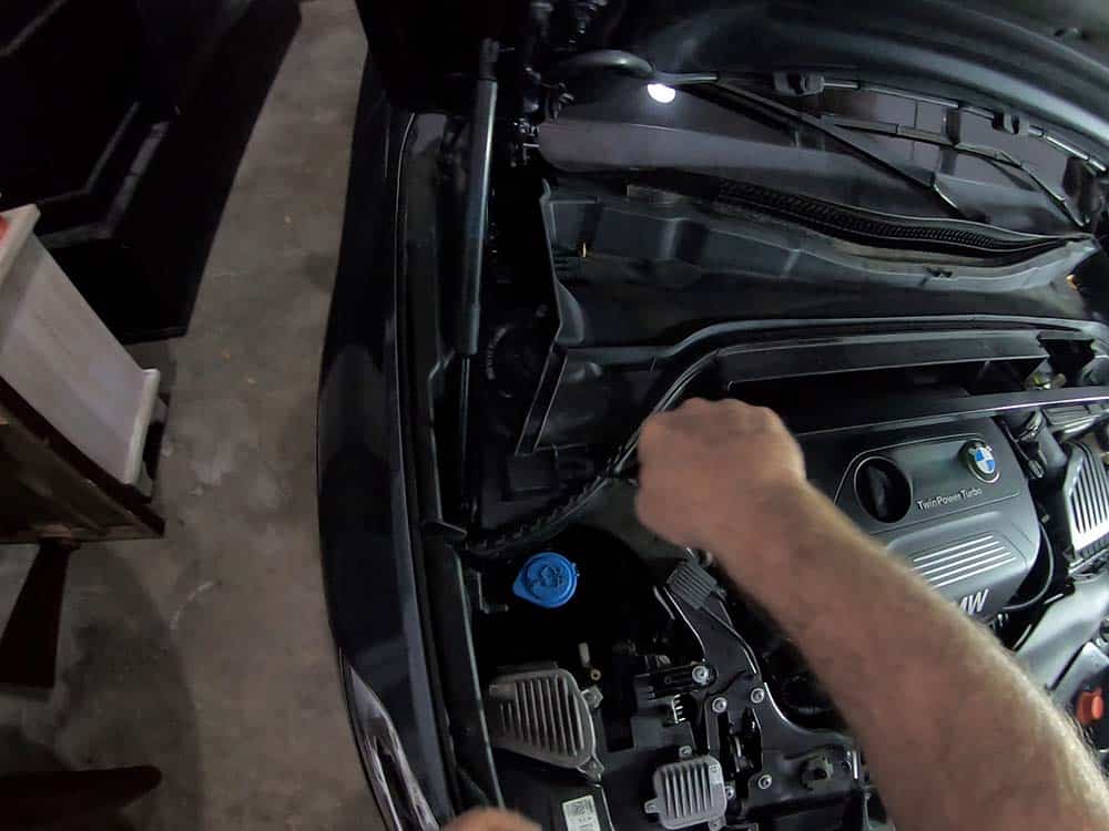 bmw x2 battery replacement - Remove the right plastic rivet from the rear engine trim