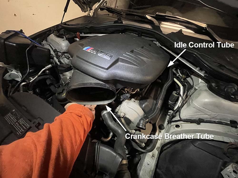 bmw e9x intake plenum removal - Locate the last two pipes attached to the plenum