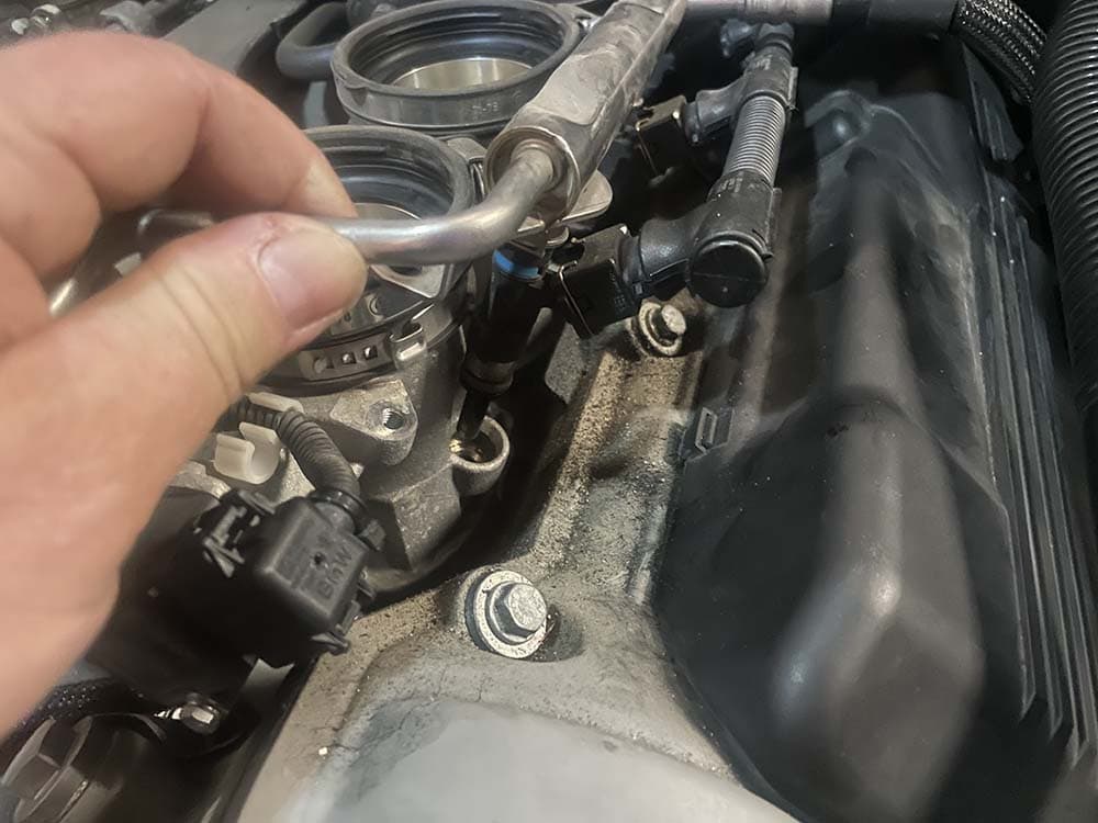 bmw e9x m3 fuel injector replacement - gently pull the fron injectors from the engine