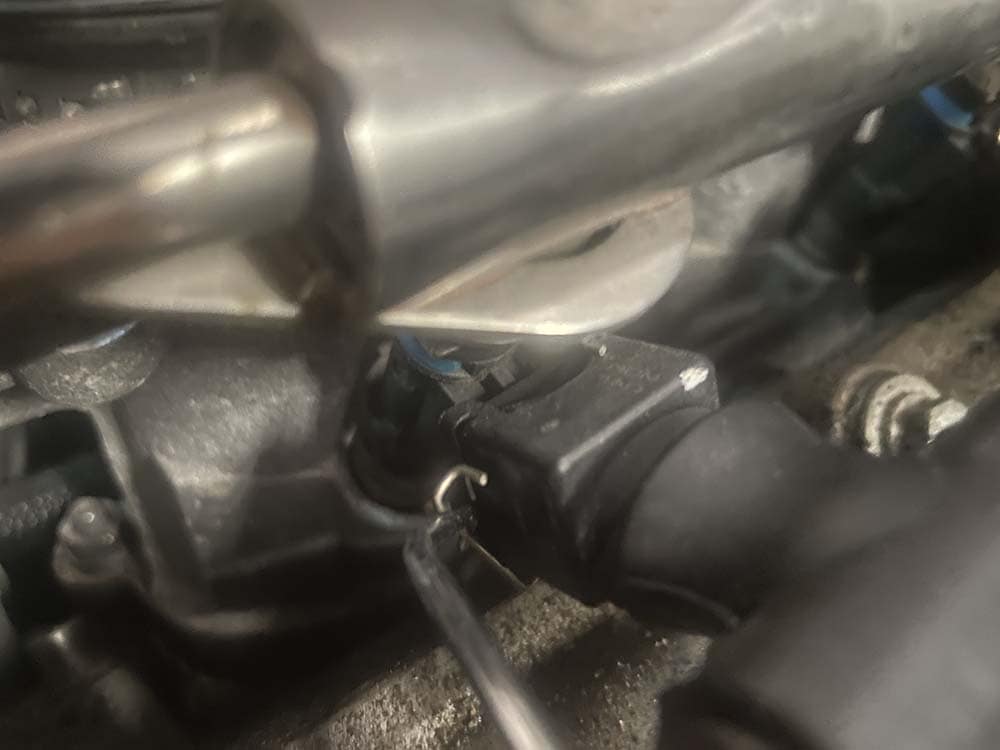 bmw e9x m3 fuel injector replacement - remove one side of the metal retaing clip